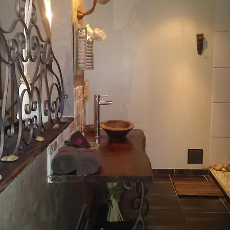 D Hotes ,hotel ,secret D'une Nuit A Pres De Onnaing,avec Piscine 3*