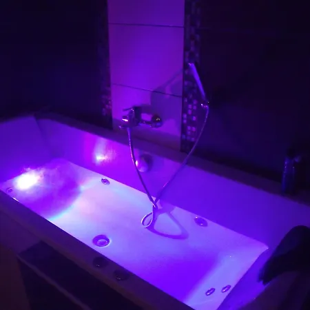 D Hotes ,hotel ,secret D'une Nuit A Vicq Pres De Onnaing,avec Piscine Vicq (Nord)