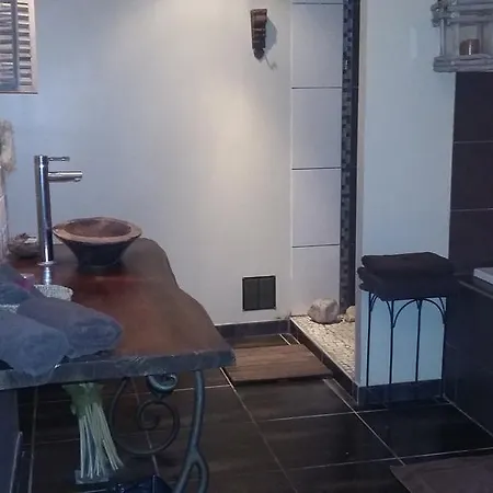 D Hotes ,hotel ,secret D'une Nuit A Pres De Onnaing,avec Piscine 住宿加早餐酒店 Vicq (Nord)