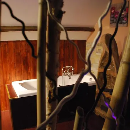 D Hotes ,hotel ,secret D'une Nuit A Vicq Pres De Onnaing,avec Piscine Bed & Breakfast