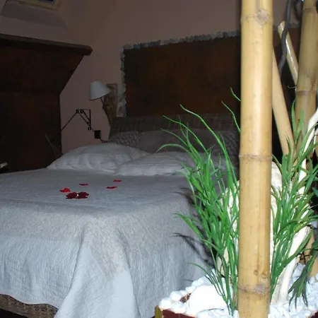 D Hotes ,hotel ,secret D'une Nuit A Vicq Pres De Onnaing,avec Piscine Bed & Breakfast